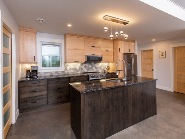 Two-tone kitchen cabinets