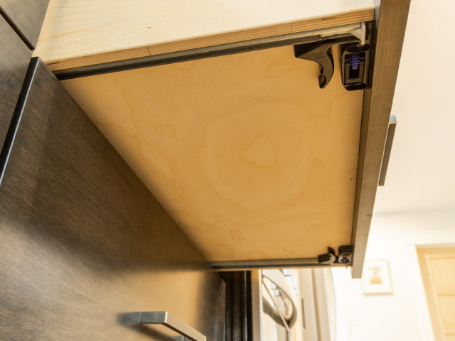 Soft-close drawer slides